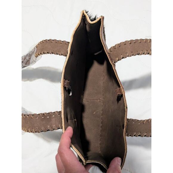 P & G Collection Black And White Cowhide Crossbody Bag w/ free wallet - Picture 6 of 8